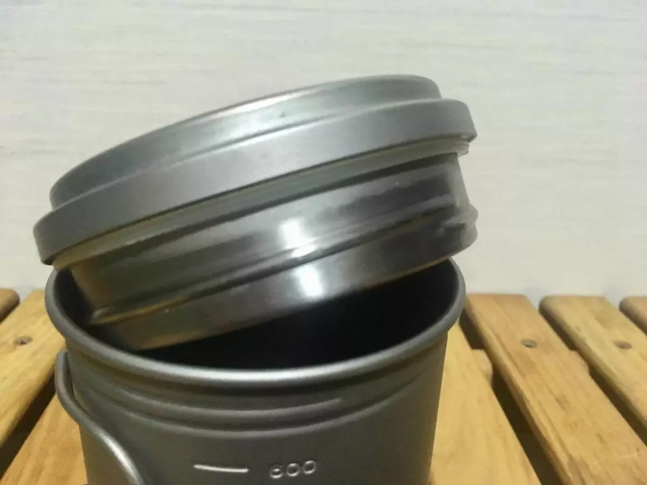 クッカーの蓋がスクリュー式で閉まる