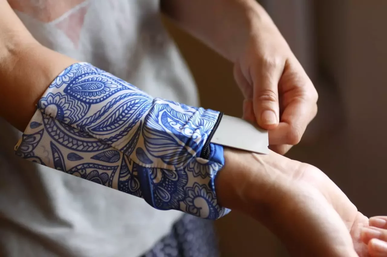 スマホや財布を腕に取り付けるアームバンド