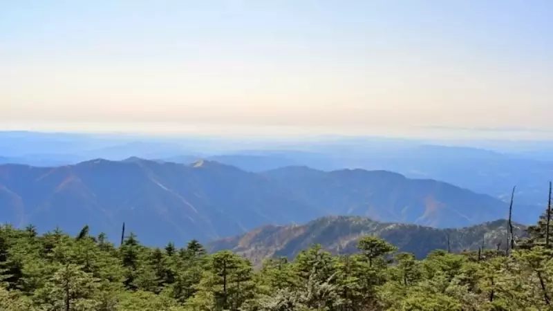恵那山山頂のビュースポットからの眺め