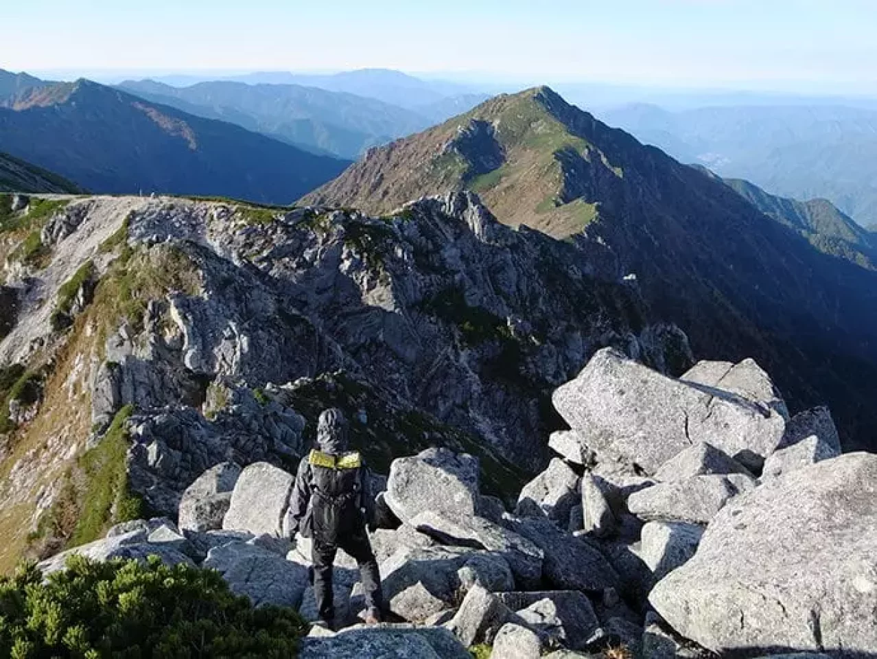 登山中稜線に出てみると