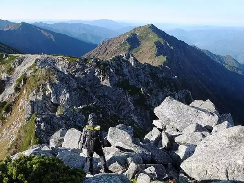 登山中稜線に出てみると