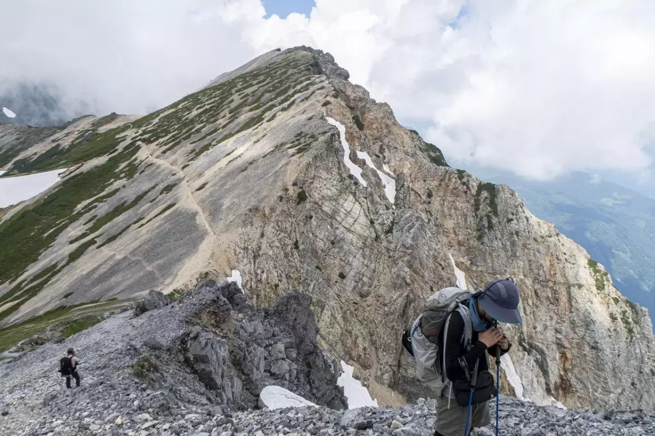 稜線を歩く登山者