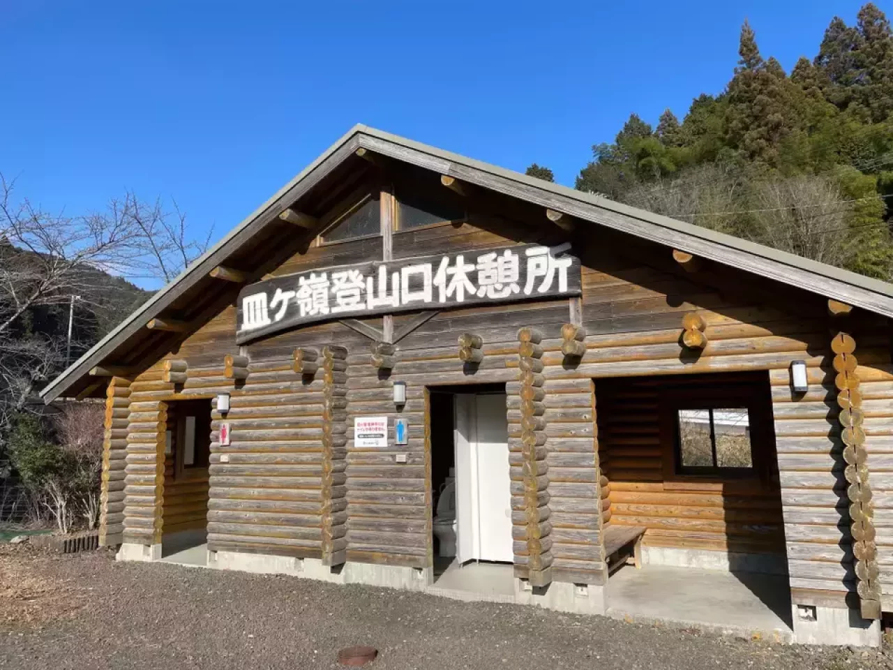 六部堂登山口の駐車場