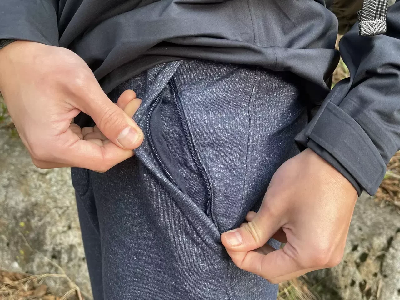 ポケットは左右のジッパー付きポケット マーニャ・フリース・パンツ