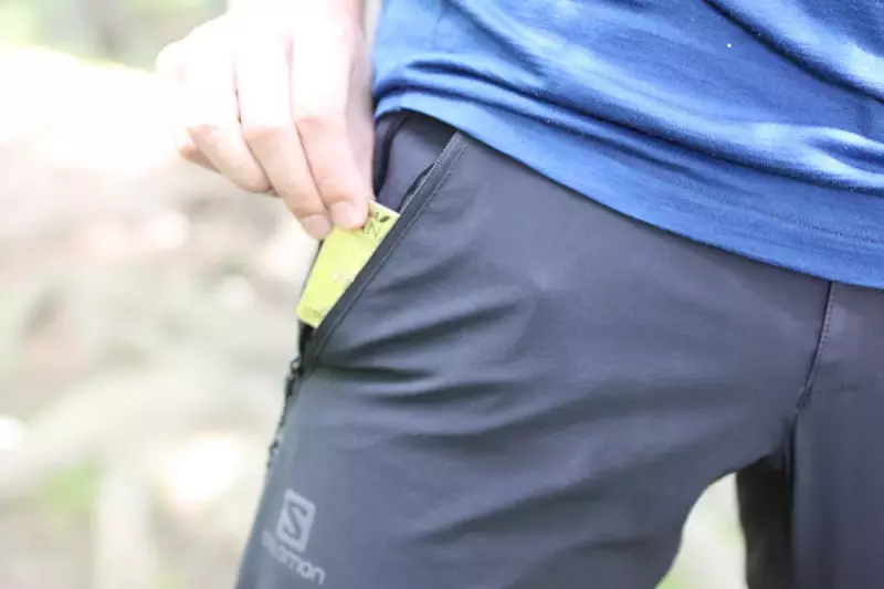 登山用パンツに求める5つの特徴-ジッパー付きのポケットか否か