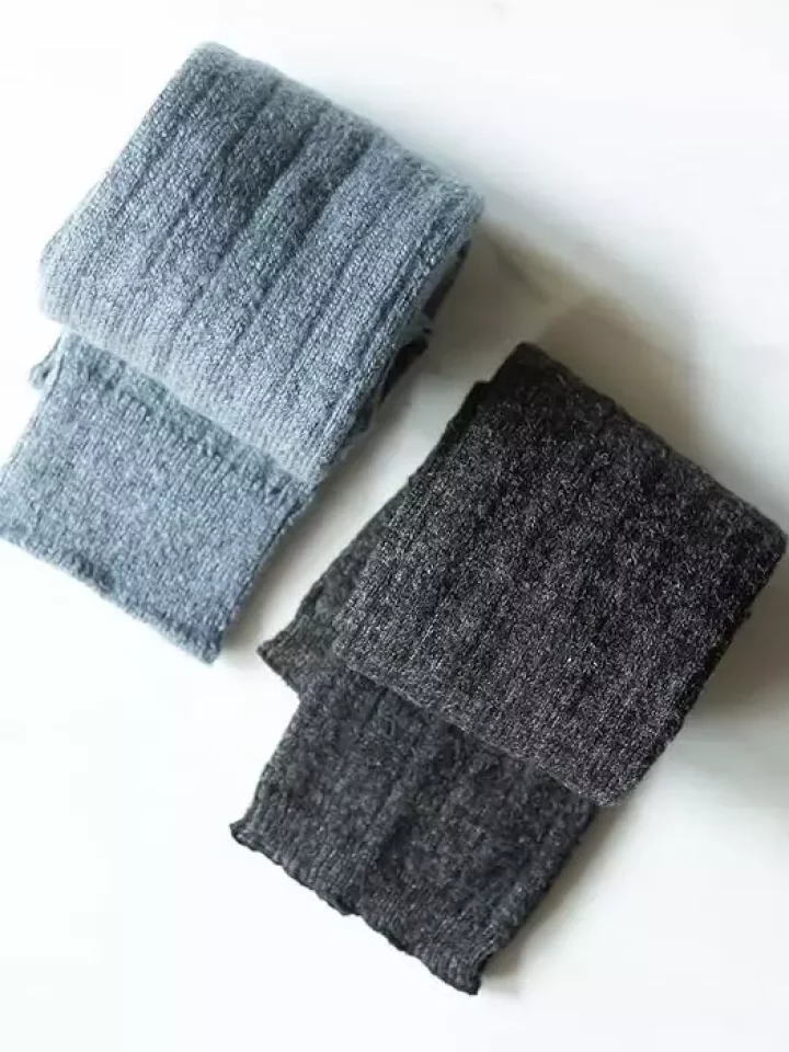 海岸に打ち寄せる波の空中写真。