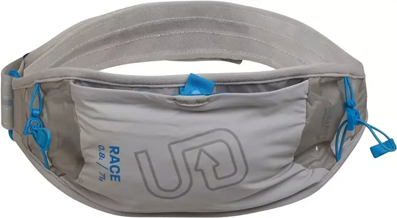 普段遣いもしやすいシンプルなデザインのウエストバッグ『アルティメイトディレクション RACE BELT』