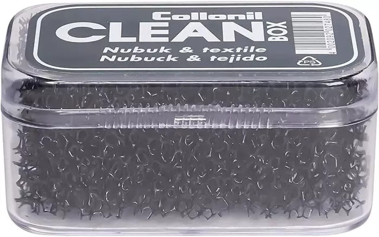 ステップ1:靴紐を外して汚れを除去