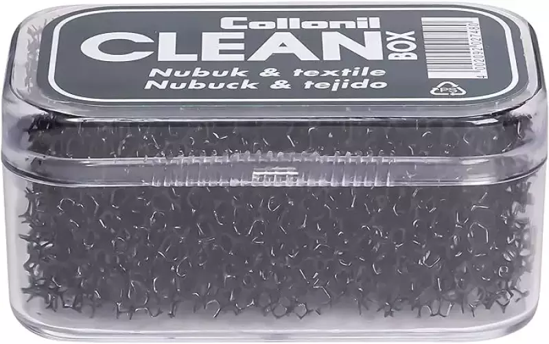 ステップ1:靴紐を外して汚れを除去