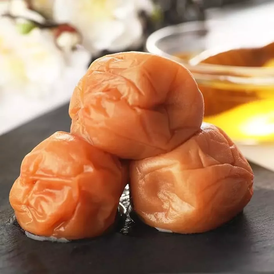 梅干しを入れてアルファ米に塩味と甘味をアップ