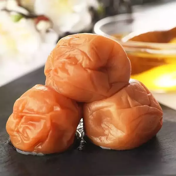 梅干しを入れてアルファ米に塩味と甘味をアップ