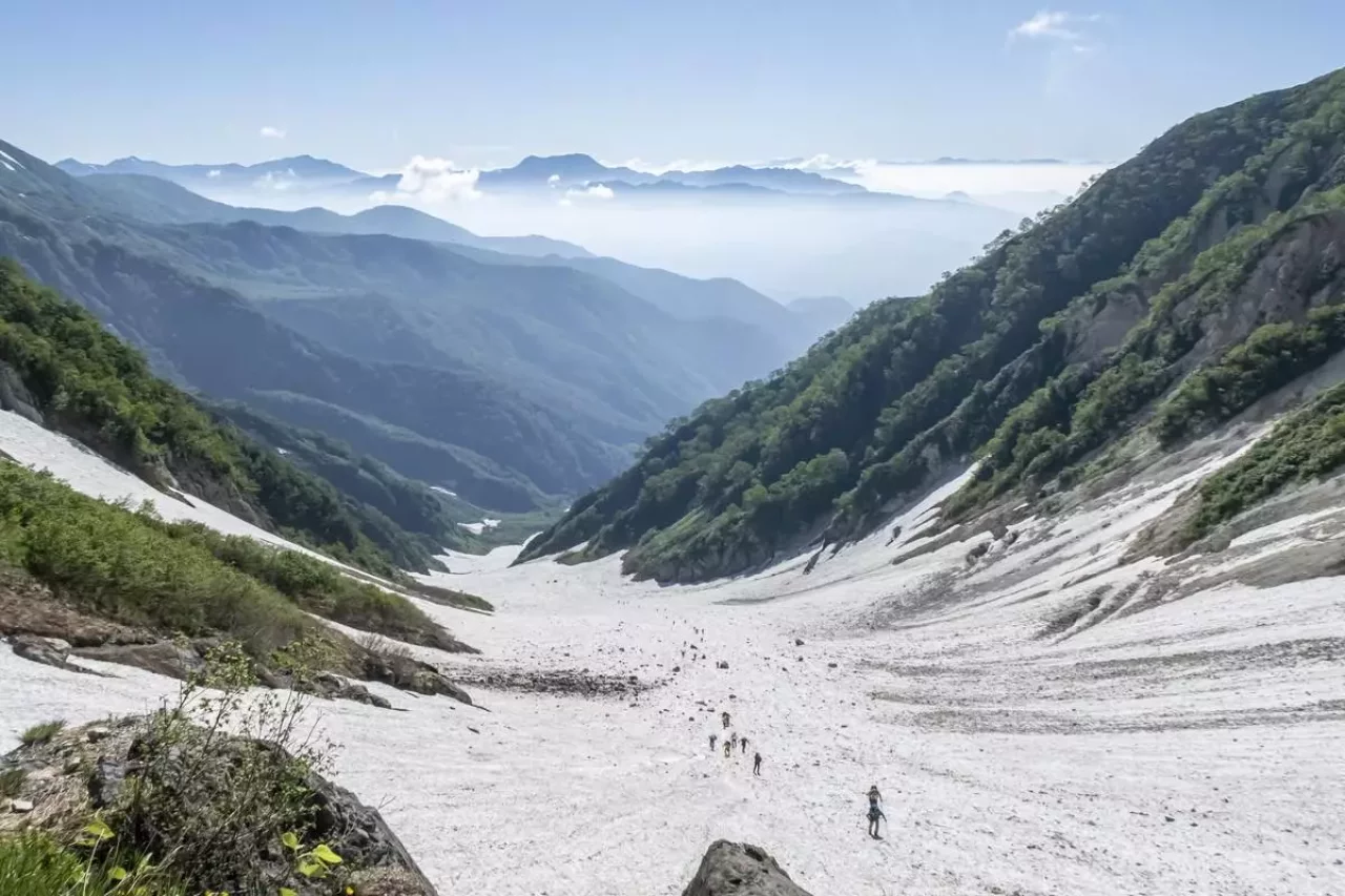白馬大雪渓を見下ろす