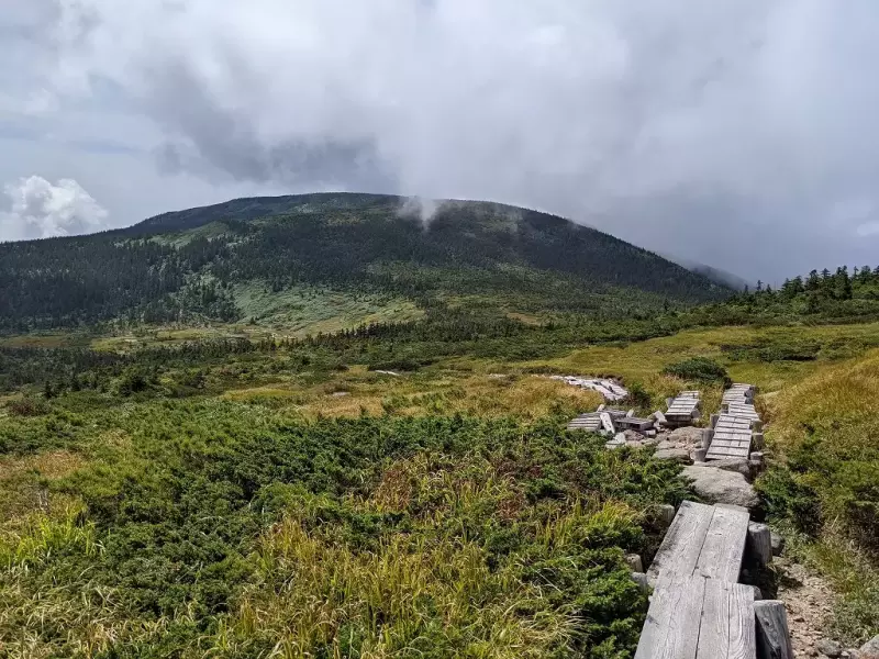登山道から見える西吾妻山