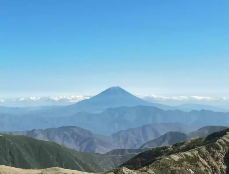 塩見岳山頂から見た富士山