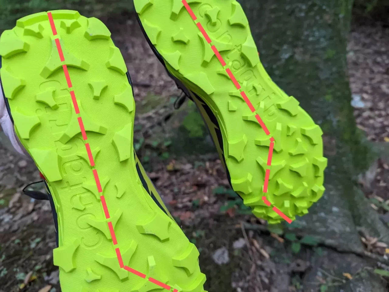 赤いラインの部分に大きなラグが施されている