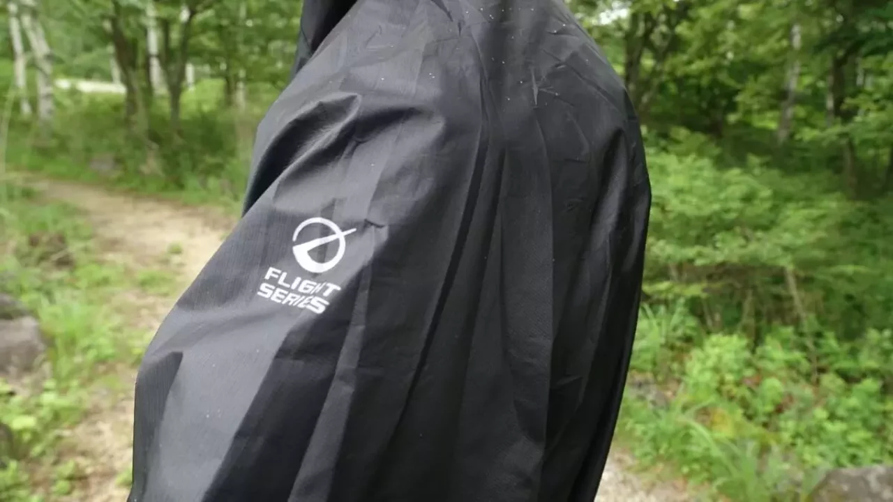 超軽量レインウェア THE NORTH FACE ストライクトレイルフーディの生地感