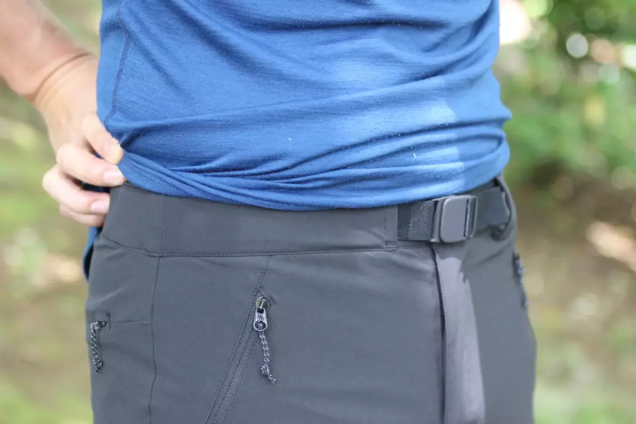 登山用パンツに求める5つの特徴-ウエストのフィット構造