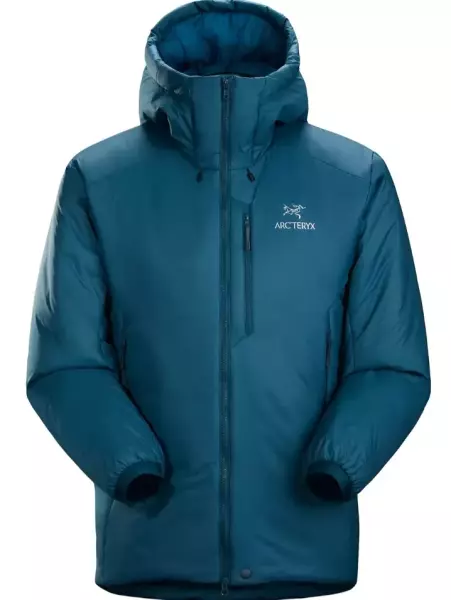 『アークテリクス ニュークレイ SV パーカ』-シビアな環境でしっかりと体を温めるデザイン