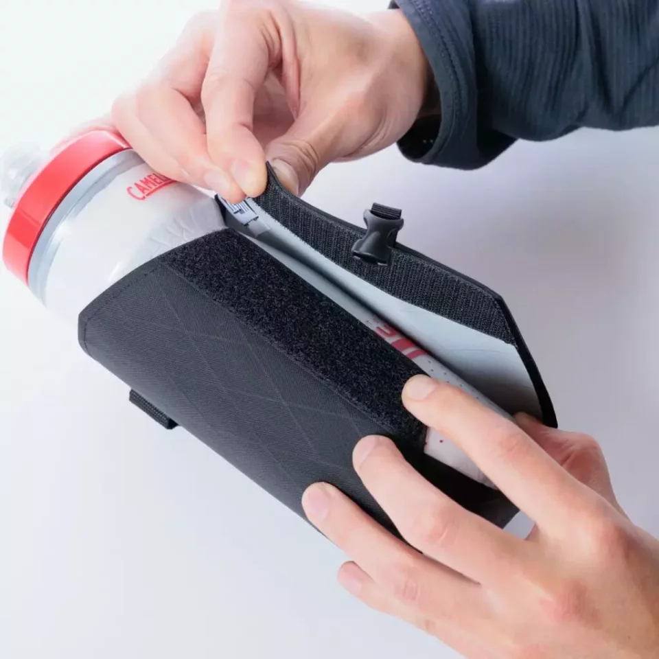 耐水性に優れたX-PACを素材に取り入れた『山旅アジャストボトルホルダー』