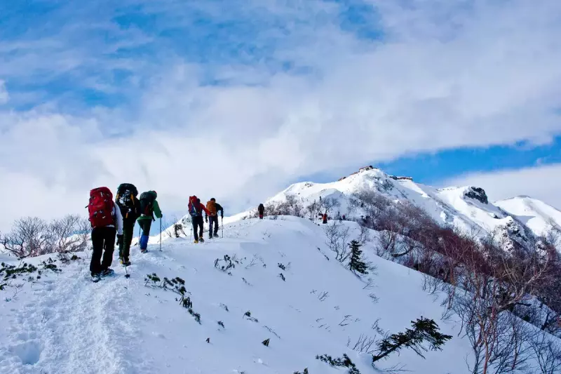 冬山登山が始まる11月の服装はレイヤリングが重要