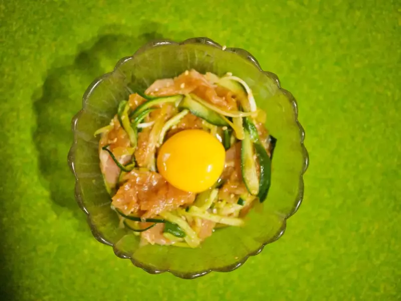 生ハムユッケとユッケの丼-火を使わないで贅沢山ごはん