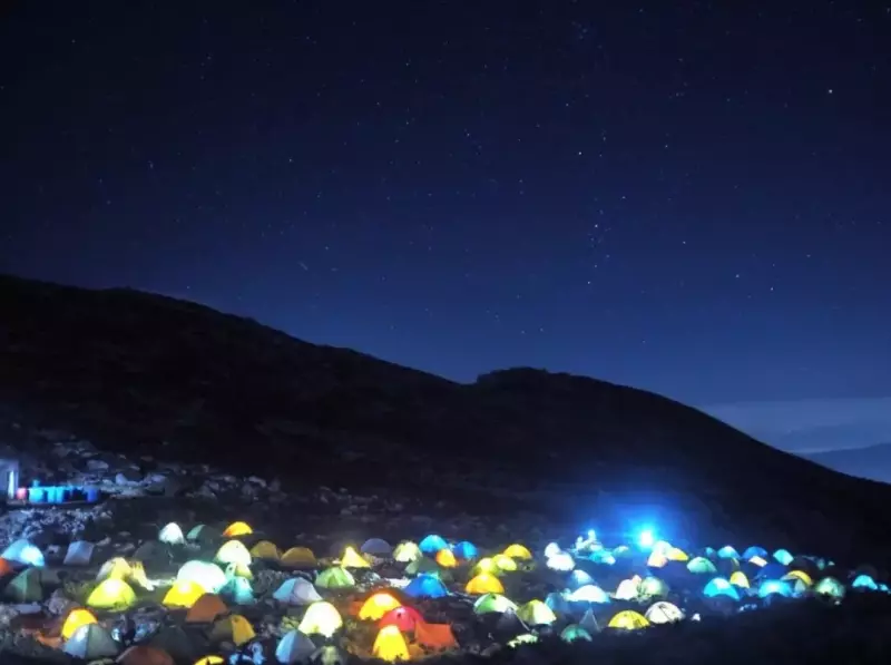 賑やかなテン場から星空