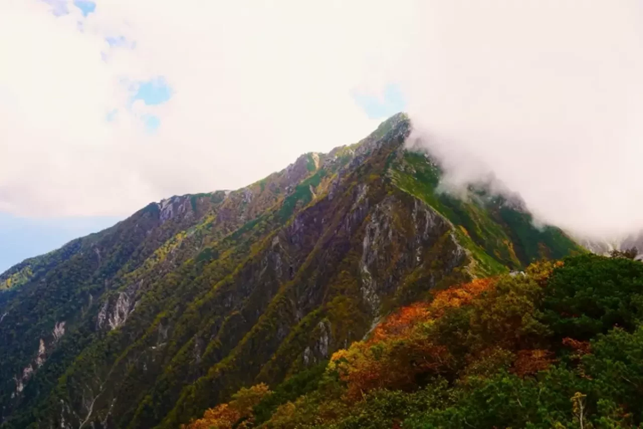 紅葉に染まる空木岳