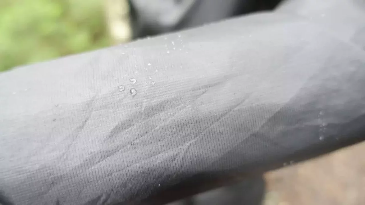 超軽量レインウェア THE NORTH FACE ストライクトレイルフーディの生地感