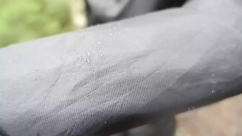 超軽量レインウェア THE NORTH FACE ストライクトレイルフーディの生地感