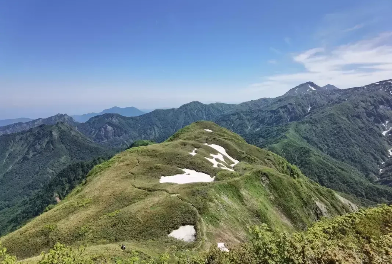 【日帰り登山】雨飾山は白い岩峰と女神に逢える場所|難易度別ルートと周辺スポットの紹介