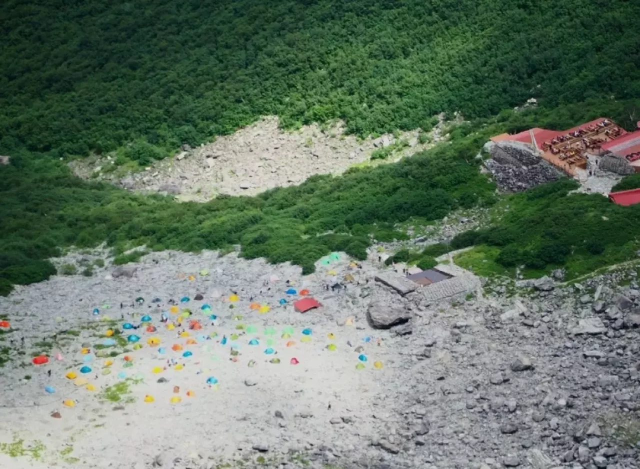 涸沢岳から見た涸沢カールのテン場
