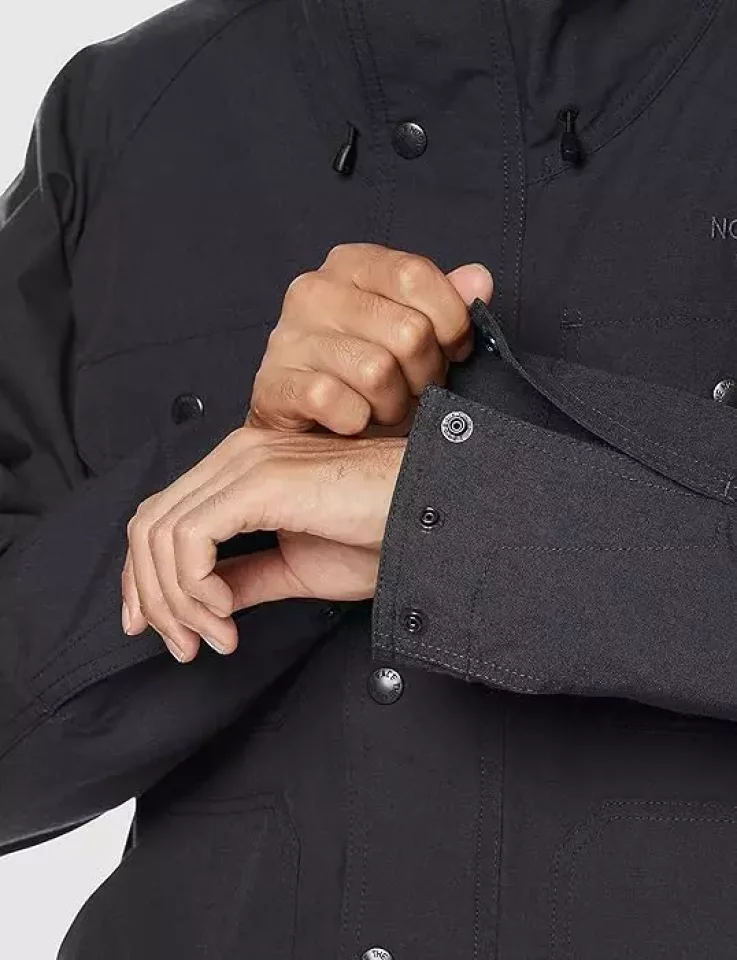 冬のキャンプにおすすめグッズ ノースフェイスのマウンテンパーカー