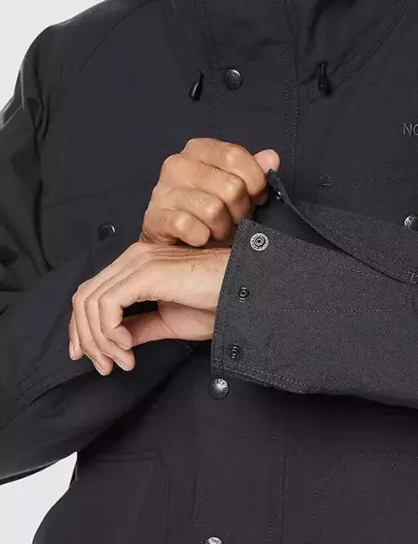 冬のキャンプにおすすめグッズ ノースフェイスのマウンテンパーカー