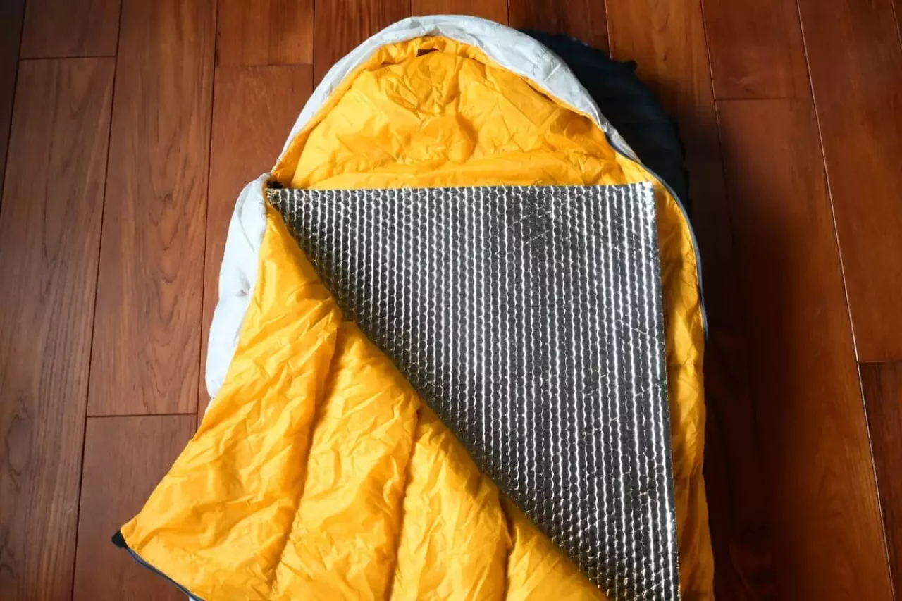 アストロフォイルの使用例 保温着とシュラフのブースター