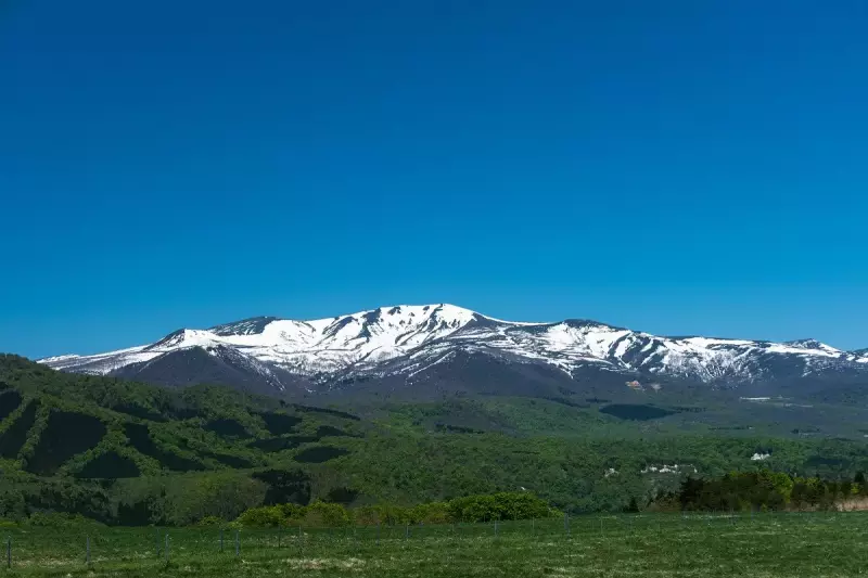 残雪の栗駒山と高原の牧場
栗駒山 登山