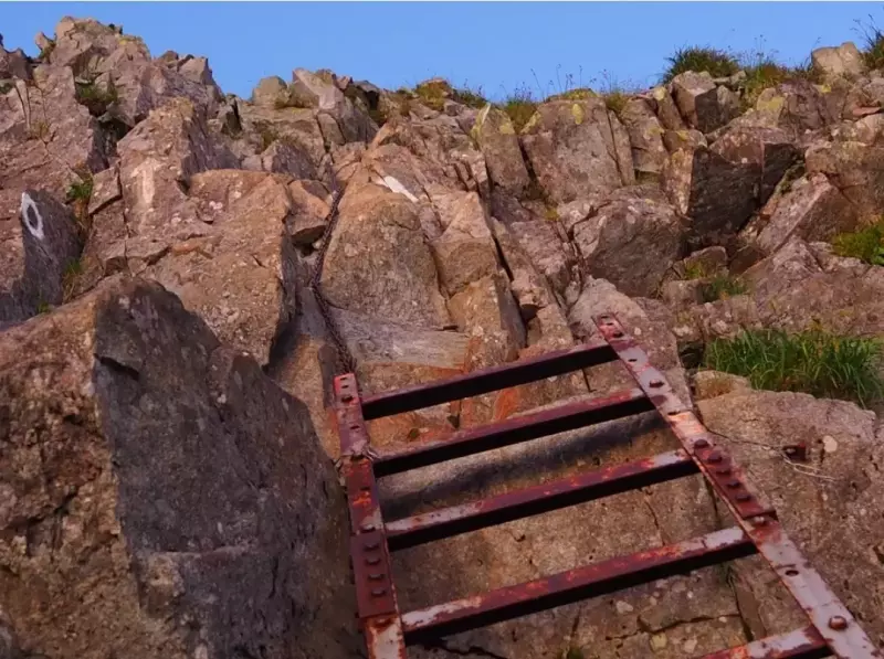北穂高小屋すぐ、ガレ場の鎖場の激下り