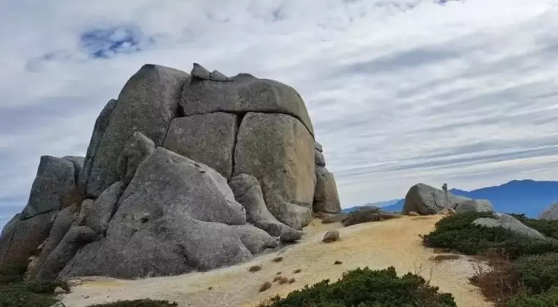 空木岳の名所の一つ「駒石」