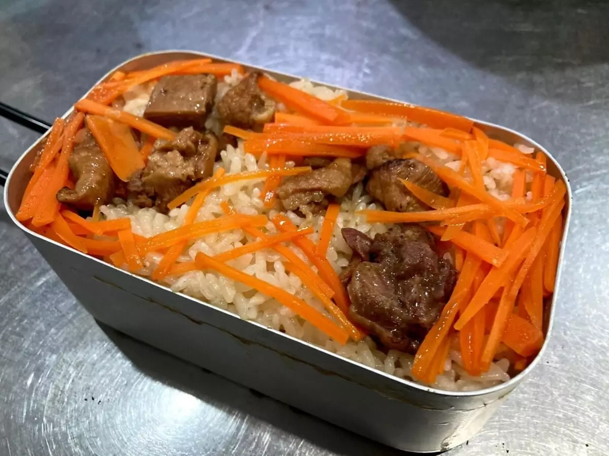 メスティン缶詰レシピ‐お手軽炊き込みご飯