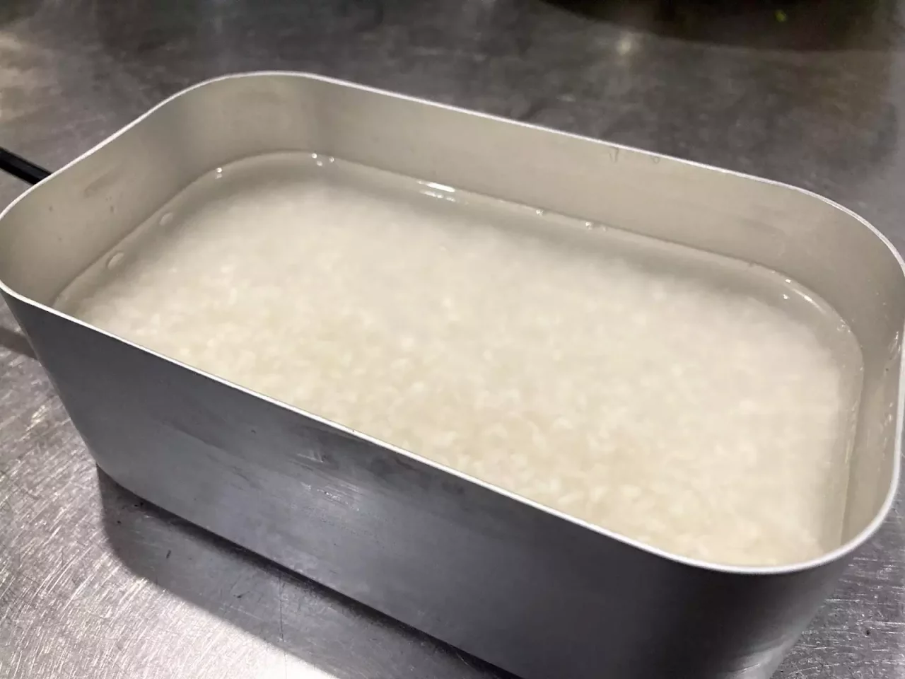 メスティンにお米と水を入れる