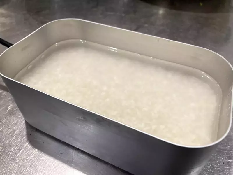 メスティンにお米と水を入れる