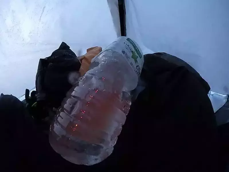 ペットボトルを手に取るとカチンコチン