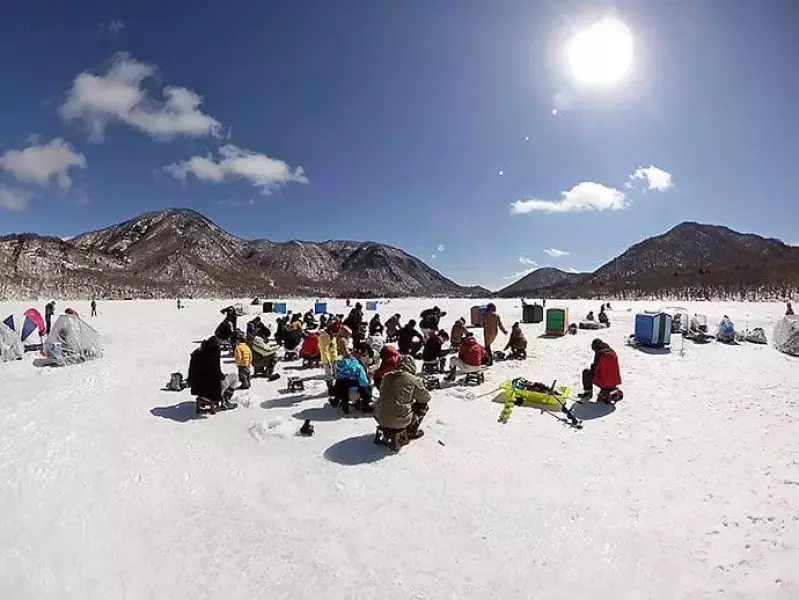 大沼ではワカサギ釣り