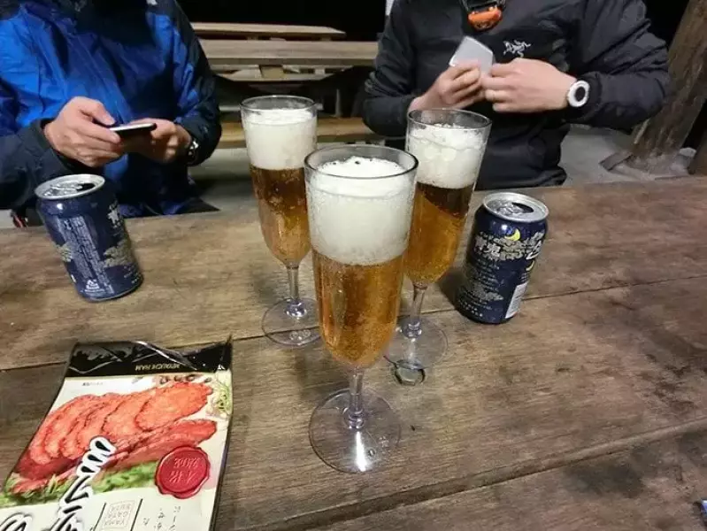 奥多摩のテント場で乾杯