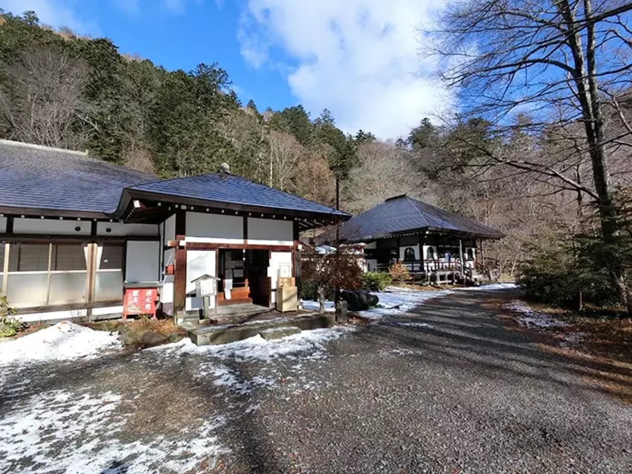 湯元にある温泉寺