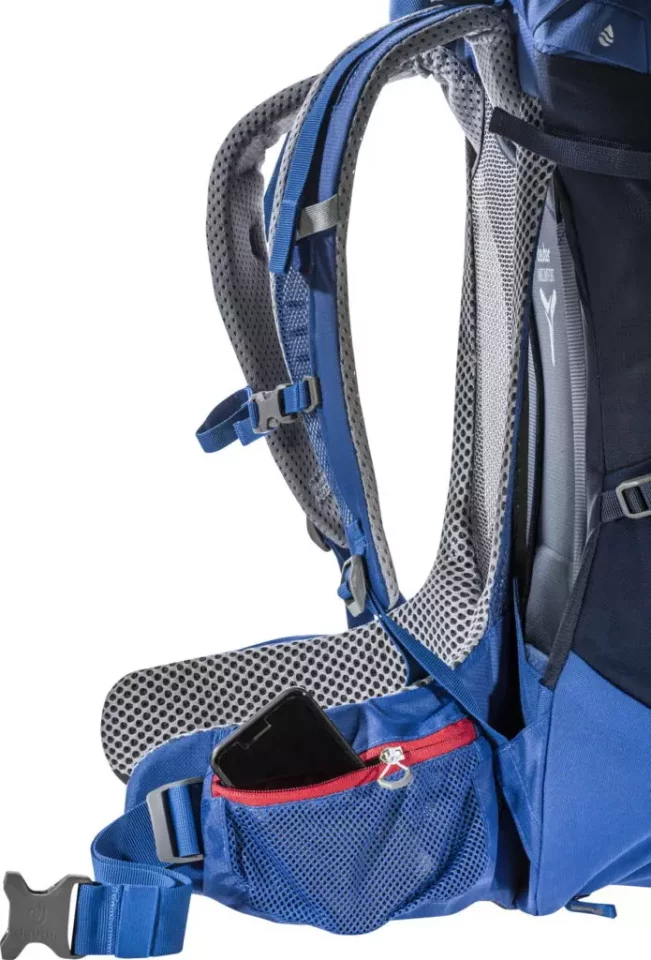 メッシュによるサイドポケットは視認性に長けており、更にはスマホがすっぽり収まるサイズ感で使いやすい作りとなっています。