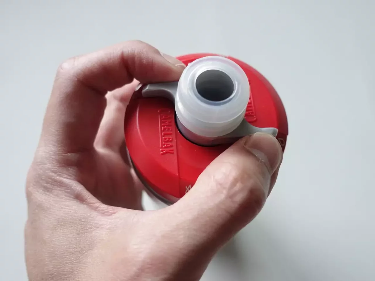 ロック式のボトルで水がもれない キャメルバック ポディウムチル