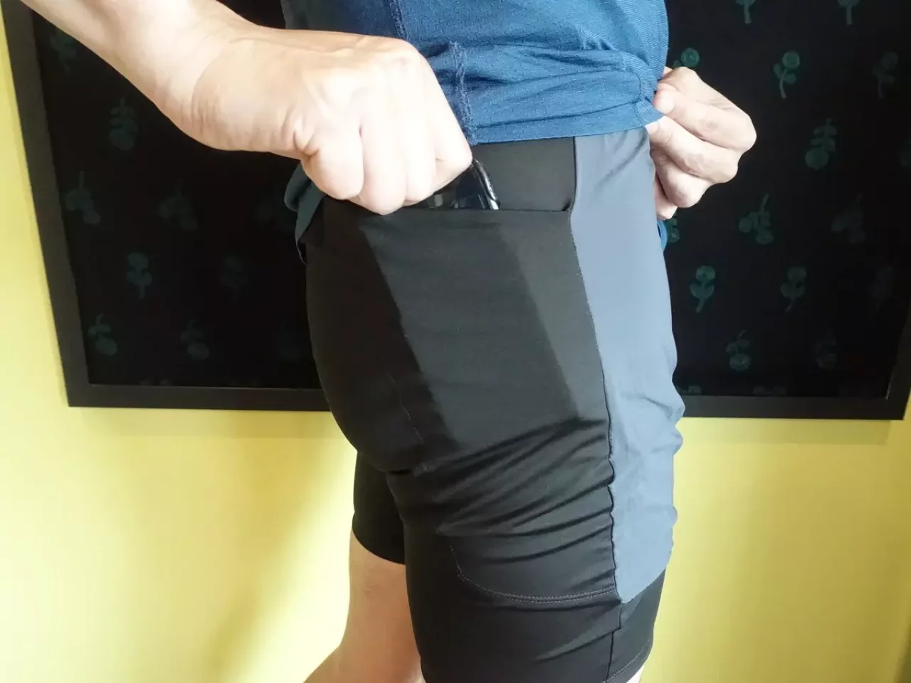 パタゴニア エンドレス・ラン・ショーツ 深めのポケットにはスマートフォン