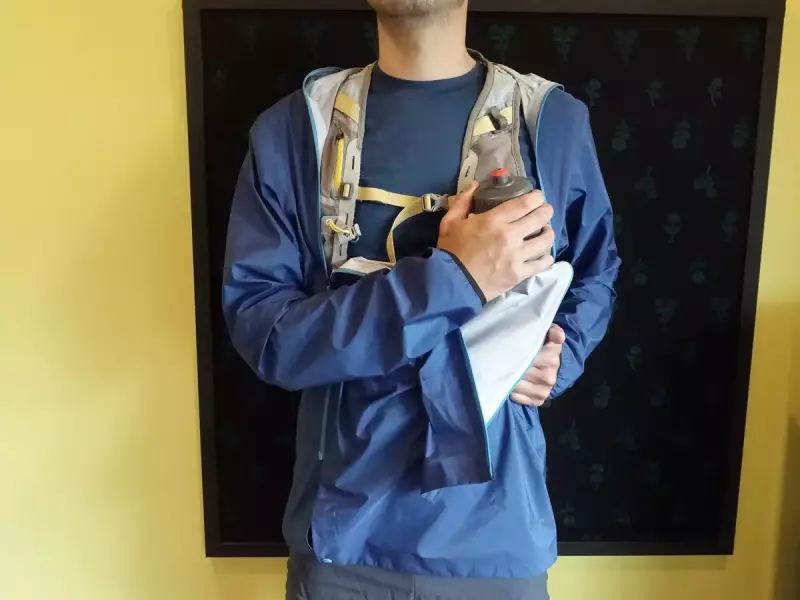 ショルダーハーネスのポケットにアクセス パタゴニア ストーム・レーサー・ジャケット