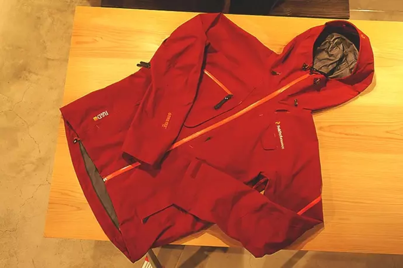 ピークパフォーマンス アルパインジャケット 完成されたレインウェア