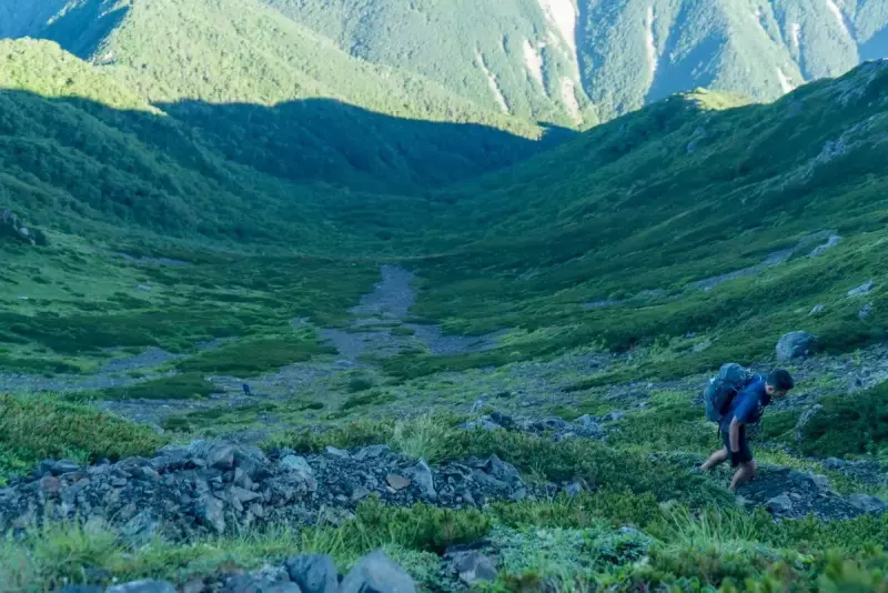 高山避難小屋と荒川前岳の中間あたりで標高差約600mのカールの大斜面